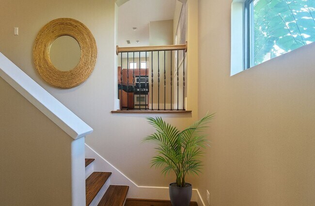 Building Photo - 404 Parker St