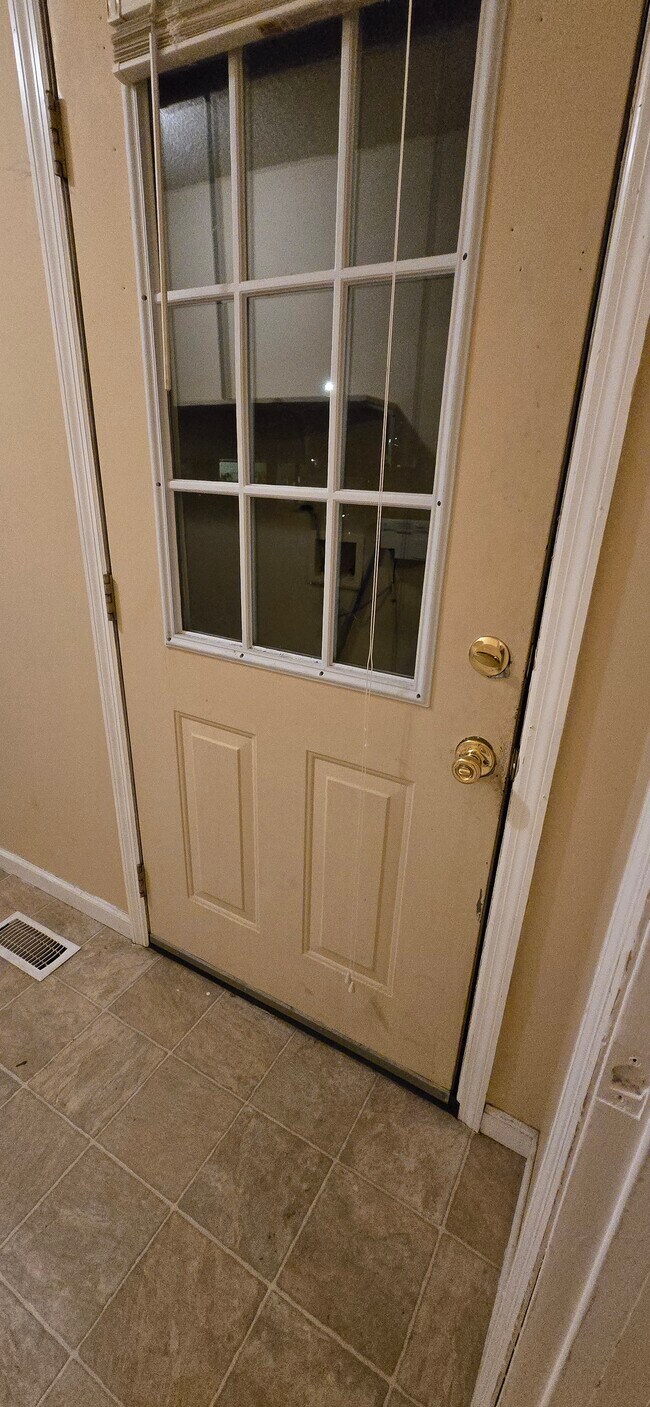 Entrada del garaje al cuarto de lavandería - 103 N Roosevelt St