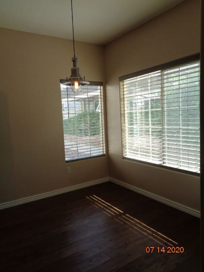Foto del edificio - Stunning 2 BR/2 BA Lower Level Condo w/ 1 ...
