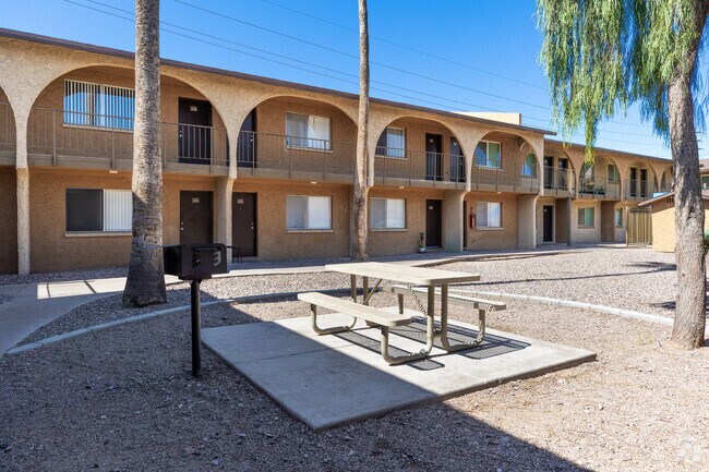Área de parrilla - Courtyard at Encanto Apartments