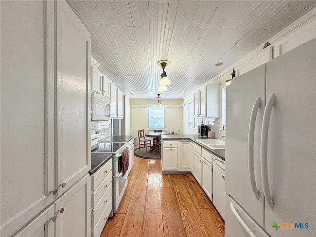 Building Photo - 462 Flatrock Dr