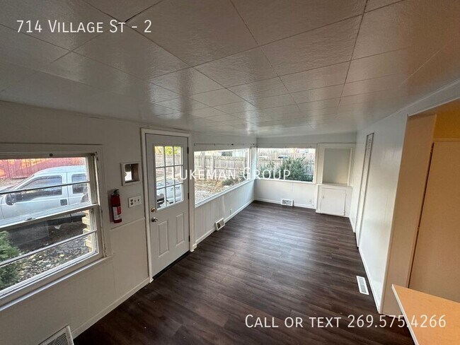 Building Photo - 714 Village St