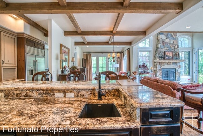 Building Photo - 5 br, 6 bath House - 94 Sunbeam Dr.
