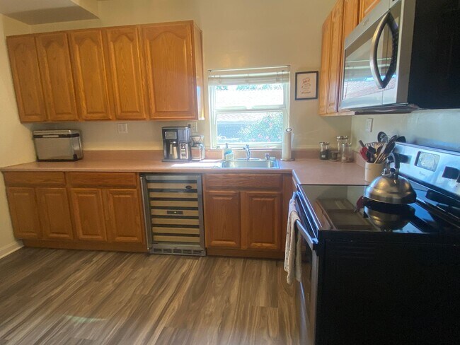 Foto del edificio - Pleasanton, Charming Downtown Living, Walk to Main St. 3 bed / 1 bath – Large Yard! Great schools