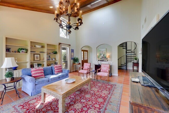 Building Photo - 402 Oak Ridge Dr