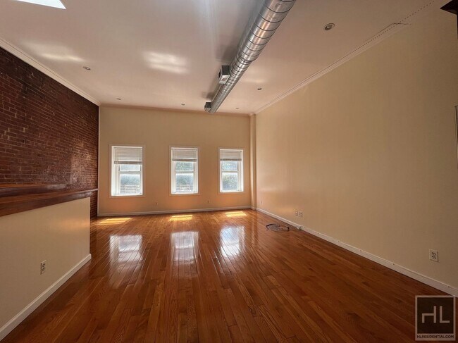 Building Photo - NO FEE/LOFT/HIGH CEILINGS/SKYLIGHTS/DISHWA...