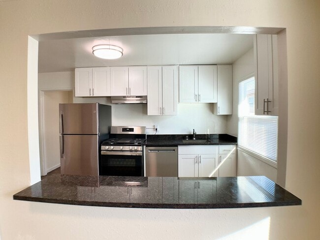 Foto del edificio - RENOVATED Top Floor. DISHWASHER! ON-SITE LAUNDRY! HARDWOOD!
