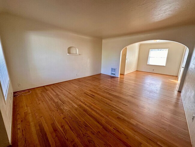 Foto del edificio - *WINTER SPECIAL - MOVE IN BY 12/31/2025 AND RECEIVE A 55'' FLAT SCREEN TV* CHARMING GARDEN TRACT ...