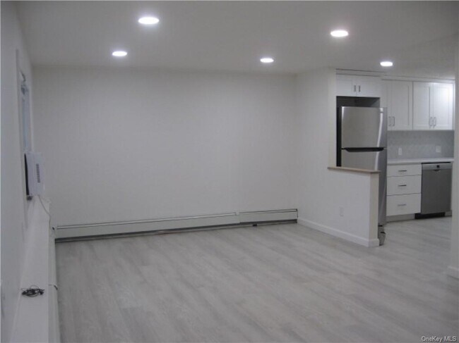 Building Photo - 525 Lake Rd
