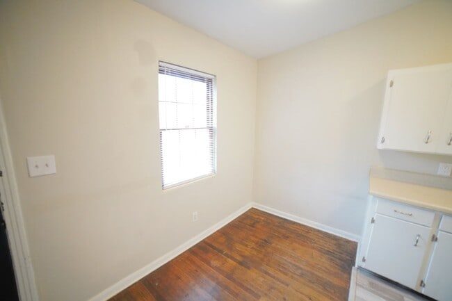 Building Photo - 2 Bed / 1 Bath HOME