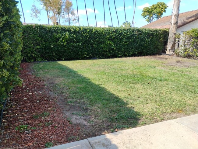 Building Photo - Like new 4 BR/3 Full Baths