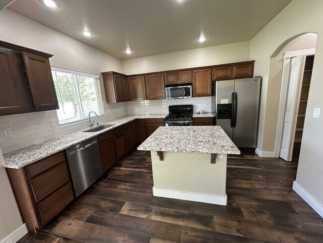 Building Photo - "Charming 4-Bed Home with Granite Accents & Hardwood Elegance in Meridian!"