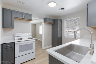 Building Photo - 1300 E Nelson Ave