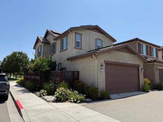 Building Photo - Beautiful Newer Built 3 Bed/2.5 Bath Detac...