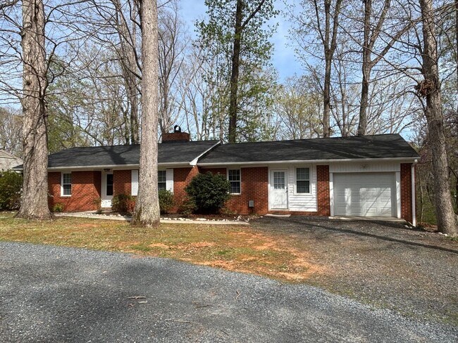 Foto del edificio - 3 BED, 2 BATH BRICK HOME IN ASHEBORO!