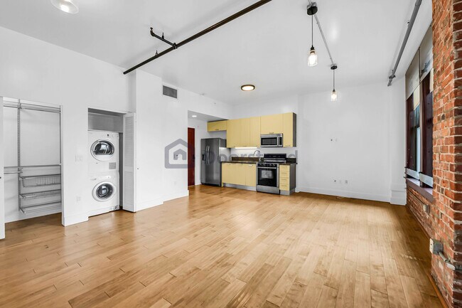 Building Photo - 460 S Spring St