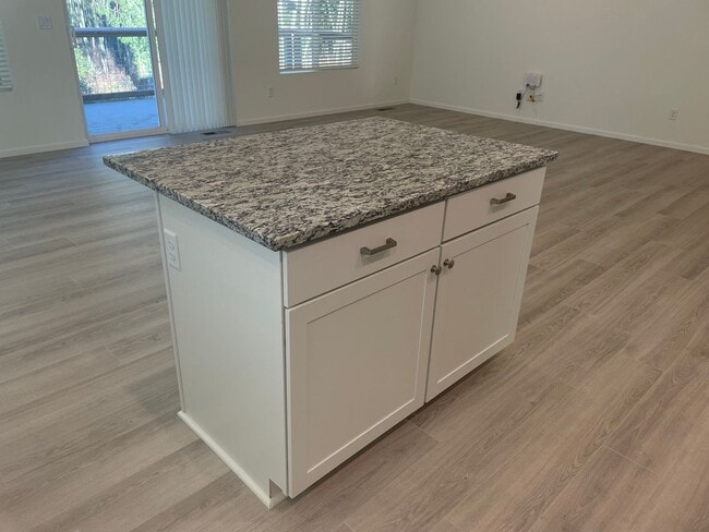 Building Photo - Single Level Freeland Home and Pet Friendly!