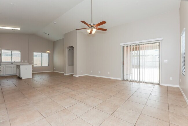 Foto del edificio - 1977 W Vineyard Plains Dr