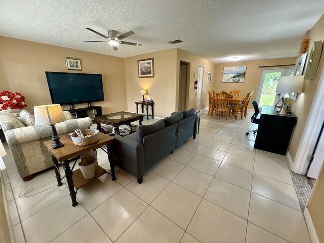 Foto del edificio - 2147 Sandalwood Dr