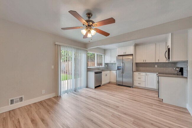 Foto del edificio - Completely Remodeled Duplex in Top Rated C...