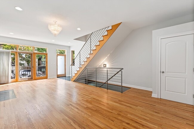 Building Photo - 516 N Claremont Ave
