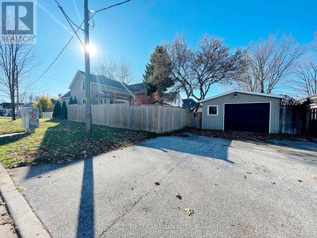 Building Photo - 64 Edward St