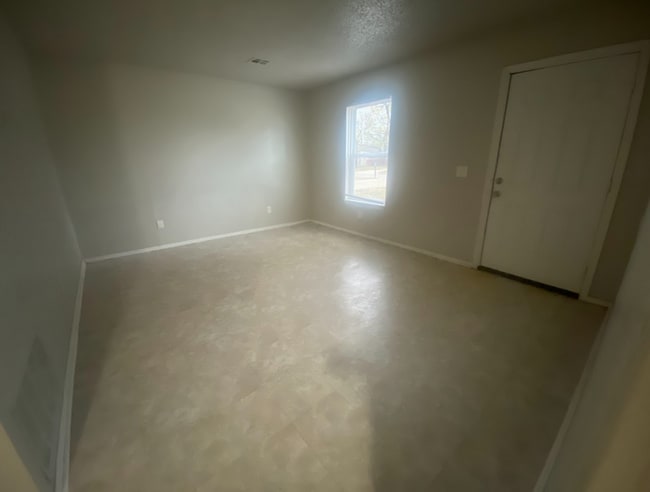 Building Photo - Quaint 3-Bedroom House Available in OKC!