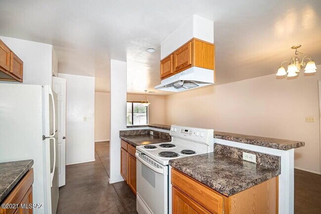 Building Photo - 3 bedroom 2 bath home with washer and dryer.