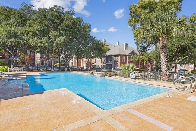 Building Photo - Whispering Creek Villas Apartment Homes