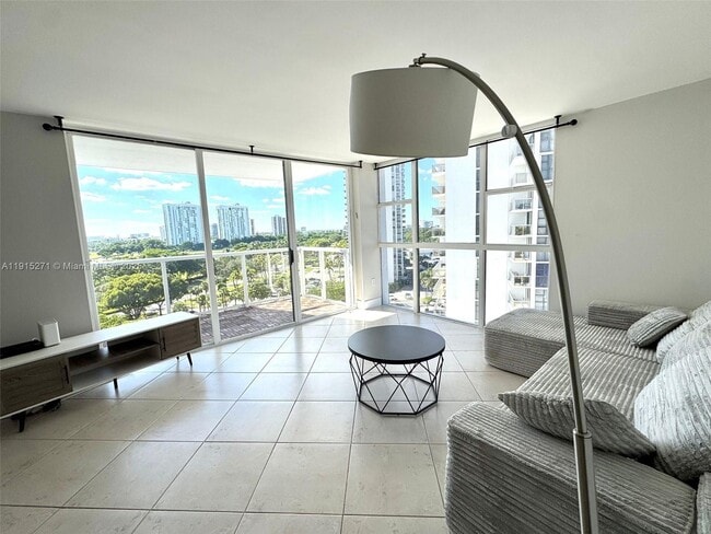 Foto del edificio - 3731 N Country Club Dr