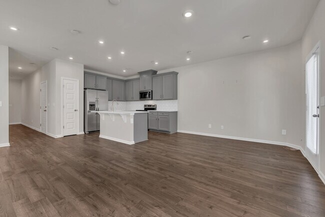 Building Photo - 5084 Dayflower Dr