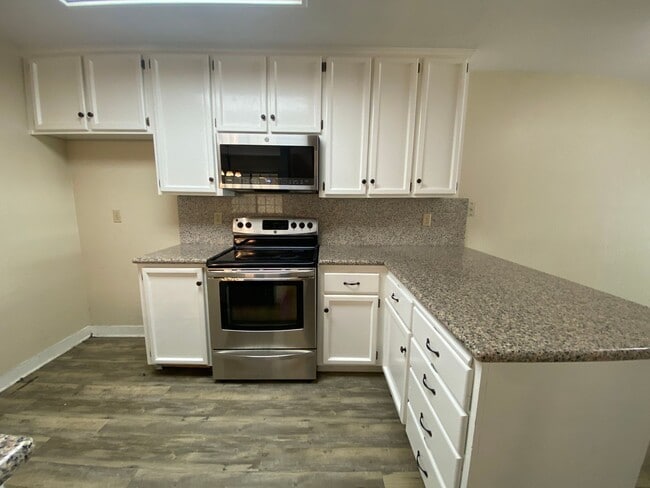 Building Photo - Danville Brookview Duet Townhouse 4 Br., 2...