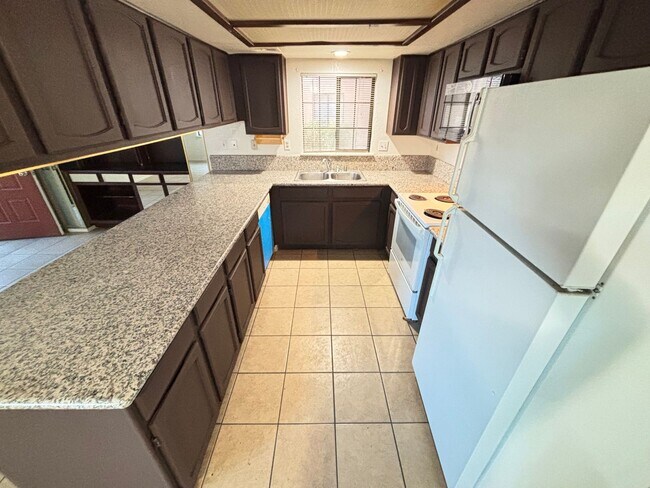 Foto del edificio - Charming 2BED/2BATH Condo located in Spring Oaks Community. Make the Move for Less: $300 Off Move...