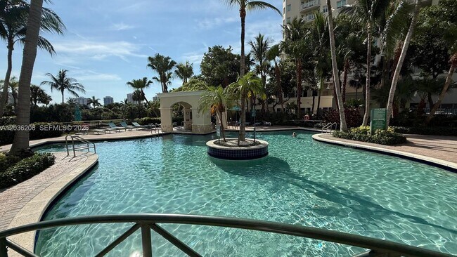Foto del edificio - 19501 W Country Club Dr