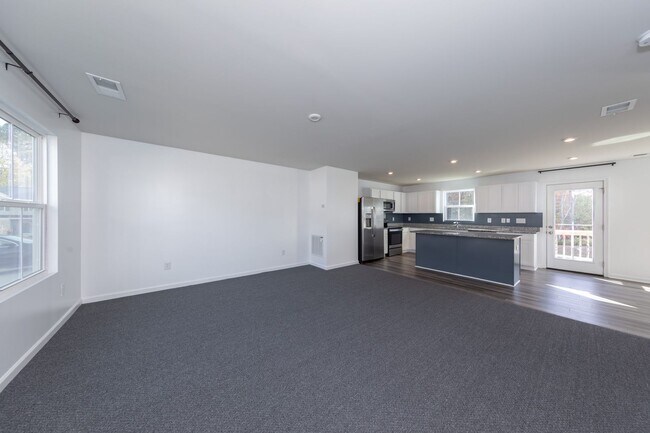 Building Photo - Shows Like New!