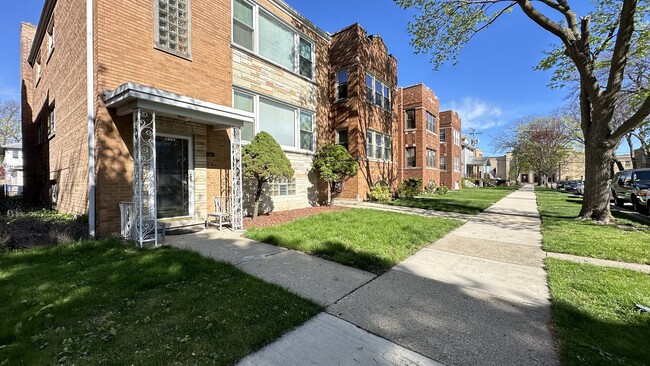 Building Photo - 5728 N McVicker Ave