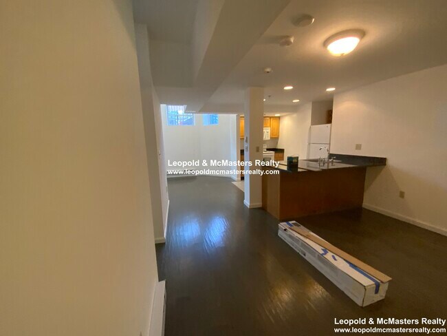 Building Photo - 48 Queensberry St