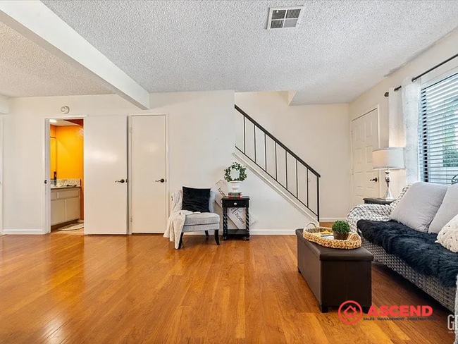 Building Photo - Beautiful 2 Bedroom, 2 Bathroom Home with ...