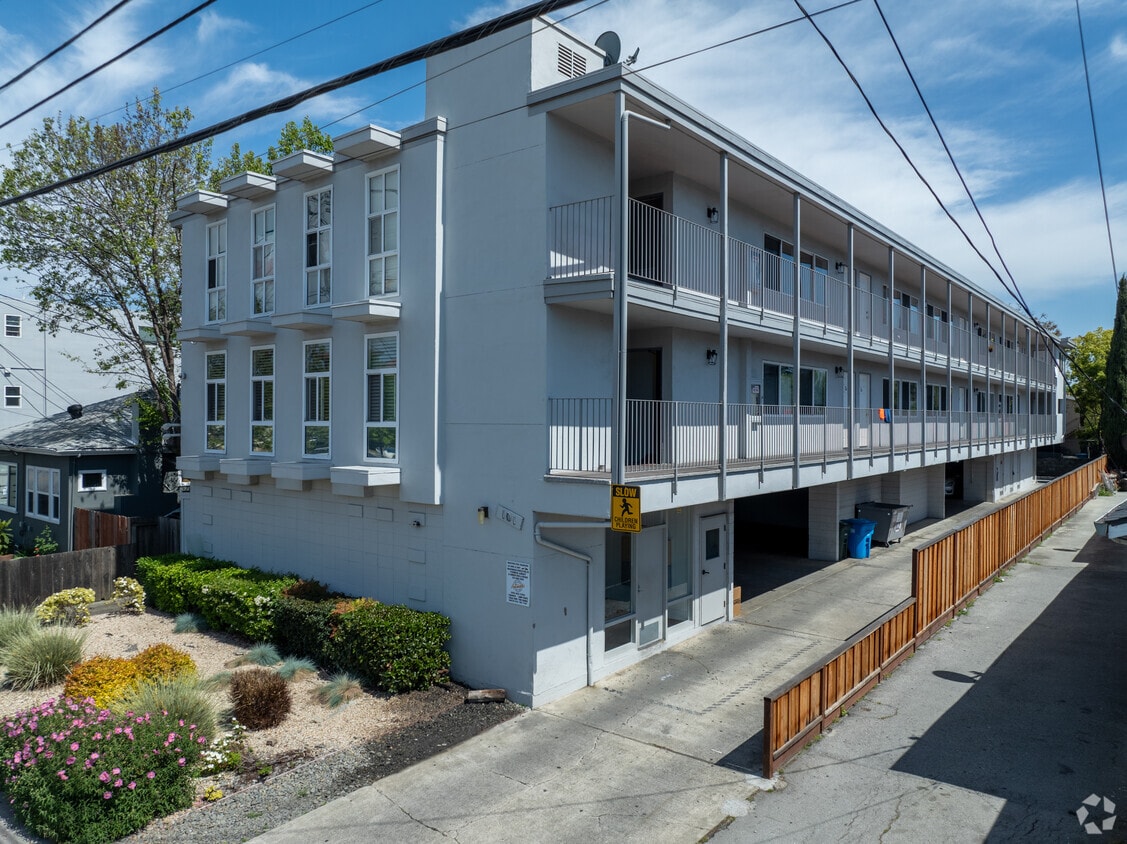 Building Photo - 101 Oak Ave