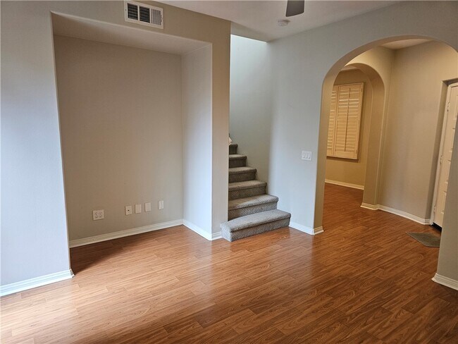 Foto del edificio - 16090 Valley Oak Dr