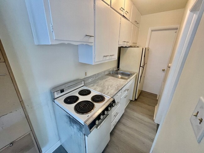 Foto del edificio - 1003 Basilone Dr