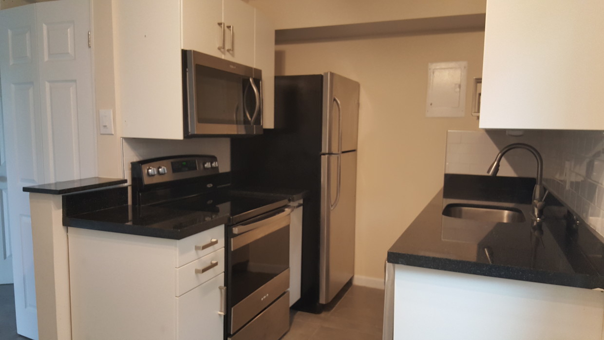 SS Appliances and granite - 621 NE 28th St
