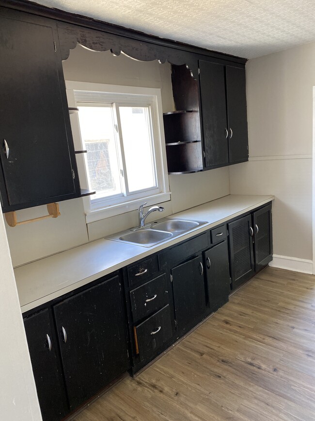 Building Photo - 523 S Webster Ave