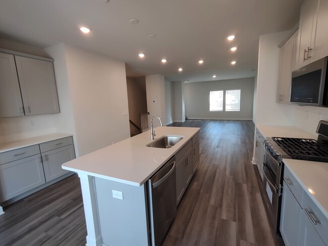 Building Photo - Move In Ready Townhome located in City Park!