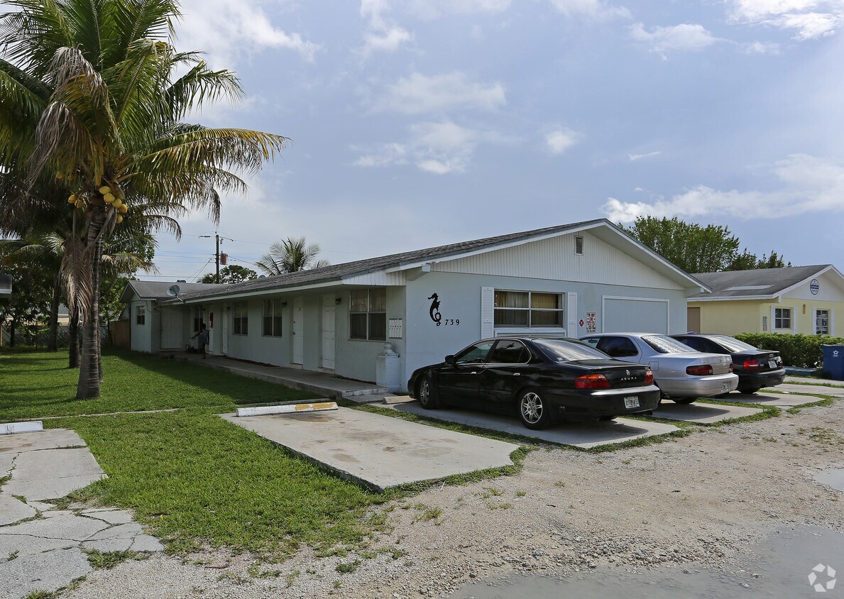 Primary Photo - 739 NE 13th Ct