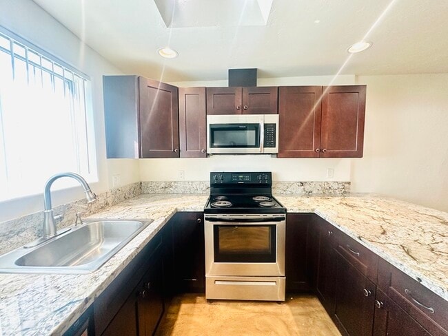 Foto del edificio - Unique Townhome with Open Layout! All Appl...