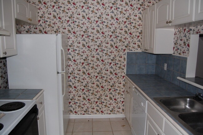Building Photo - 3/2 SPACIOUS TOWNHOME
