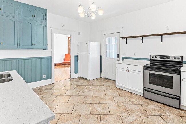 Kitchen - 47 Lowry Ave NE