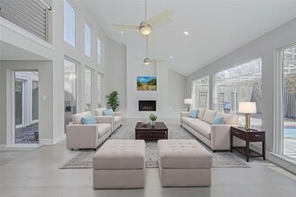 Building Photo - 915 Daria Dr