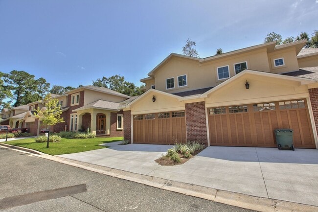 Foto del edificio - Unbelievable 3 Bedroom 3 Bathroom Upscale Town Home